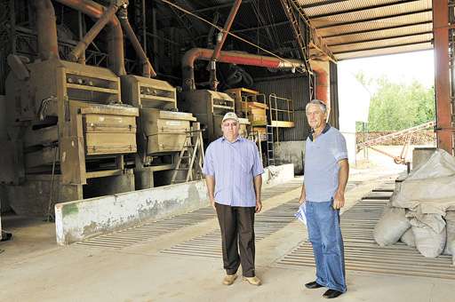 Valter e Idelino acreditam que o armazenamento não acompanhou a tecnologia que aumentou a produção na cidade