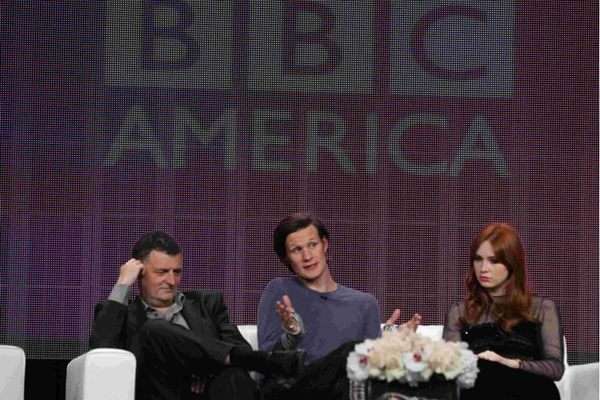 Steven Moffat (E), autor e produtor executivo de Dr. Who, debate a série com os atores Matt Smith e Karen Gillan