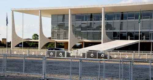 Segundo secretaria, caldeira de restaurante do Palácio do Planalto deixou vazar óleo no Lago Paranoá porque está velha