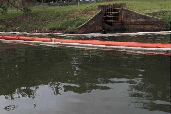 Rede de proteção é colocada perto da Marinha, devido ao vazamento de óleo no Lago Paranoá