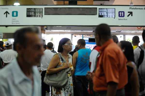 Passageiros em terminal de trem do Rio: o descarrilamento bloqueou o acesso aos principais ramais da Estação Central do Brasil