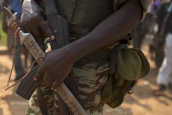 Soldado segura espada confiscada durante disputa entre integrantes da comunidade cristã local e os forças ex-Seleka, em Bangui