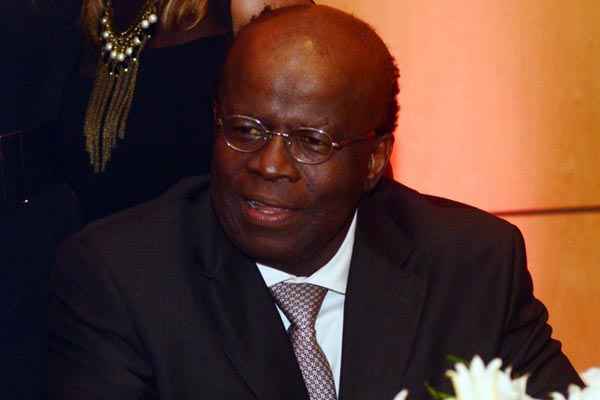 Entre um compromisso e outro, presidente do Supremo, Joaquim Barbosa, falou por sete minutos com os jornalistas, em Paris