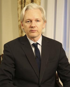 Julian Assange se e refugiou em 2012 na representação equatoriana para evitar a extradição à Suécia por crimes sexuais