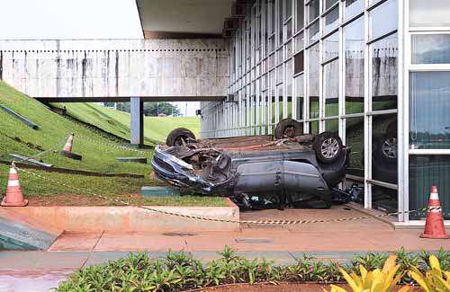 A cena inusitada impressionou servidores da Câmara dos Deputados e do Senado: os dois ocupantes do carro sofreram apenas escoriações