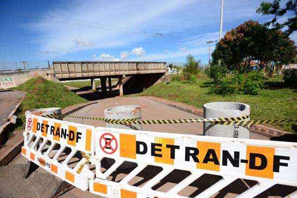 Passagem interditada: a tubulação que passa sob o viaduto será expandida para evitar acúmulo de água