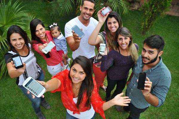 Vanessa, à frente, e amigos do grupo Jantarzinho do domingo: tecnologia para marcar encontros