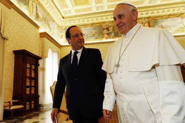 Papa Francisco (D) fala com o presidente francês, François Hollande, durante reunião no Vaticano