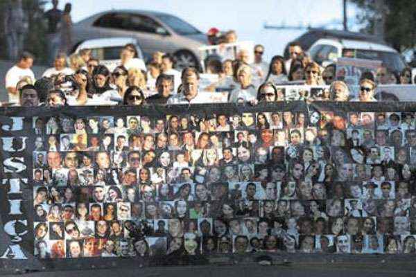 Desde o começo da semana, moradores da cidade gaúcha prestam homenagens aos jovens mortos no incêndio