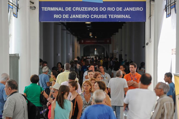 A Secretaria Municipal de Transportes montou um esquema com aproximadamente 350 táxis e 120 ônibus com ar-condicionado, levando turistas para Copacabana pelo preço de R$ 13