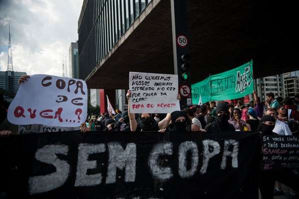 O protesto contra os gastos públicos na Copa do Mundo de Futebol partiu da Avenida Paulista por volta das 17h e no início da noite chegou ao centro da cidade, onde houve confronto entre policiais e manifestantes