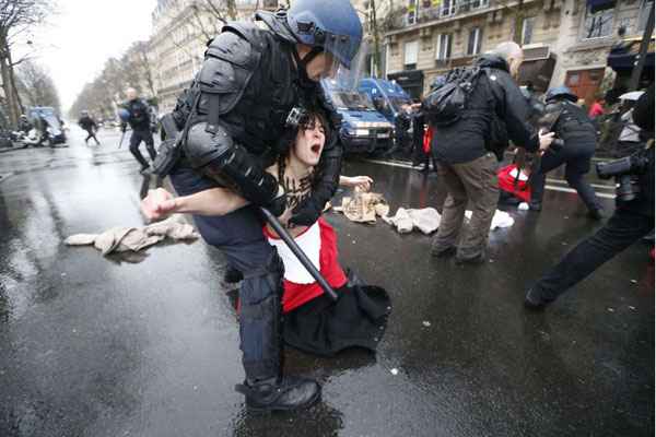 Segundo a polícia francesa, 17 mil pessoas participavam da manifestação