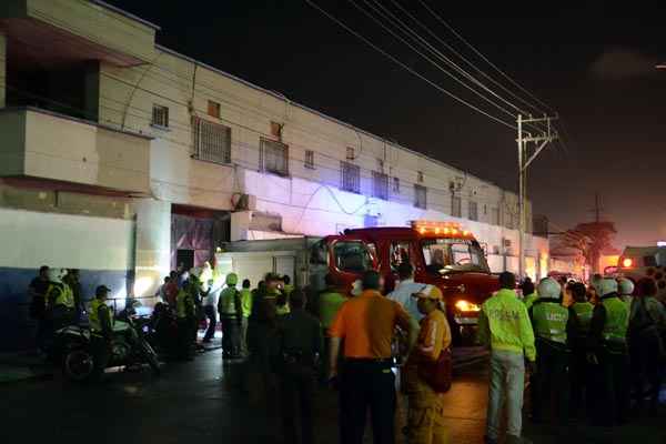 Equipes de resgate se reúnem na entrada da prisão Modelo de Barranquilla, na Colômbia