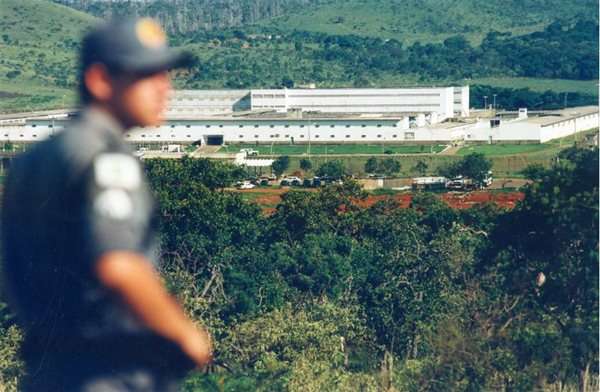 Agentes penitenciários apreenderam 51 trouxinhas de maconha após receberem uma denúncia