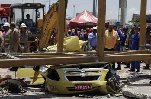 Um dos mortos era o motorista deste táxi, atingido em cheio pela passarela