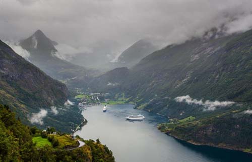 Vista do fiorde Geiranger: o local é a fonte de renda da cidade de mesmo nome e abriga cerca de 250 pessoas, mas recebe mais de 700 mil na temporada de maio a setembro