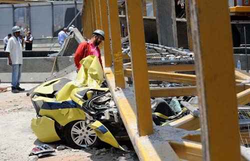 Entre as vítimas que morreram no acidente está o motorista do táxi esmagado pela passarela