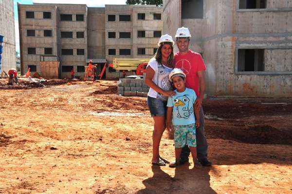 Alessandro e a mulher, Érika Cristina, esperam receber as chaves do apartamento em março