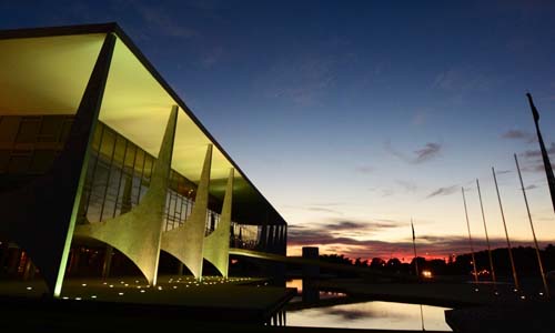 Brasília amanheceu com céu nublado e com previsão de possibilidade de chuva no fim do dia