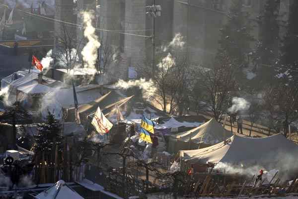 Manifestantes acampam na Praça da Independência, no centro de Kiev