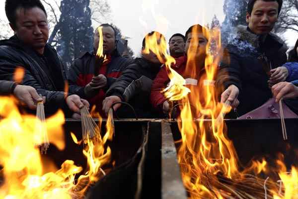 Pessoas queimar incenso para terem 