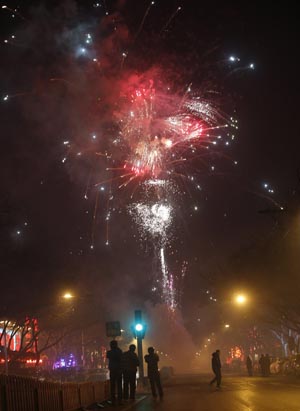 Pessoas assistem fogos de artifício durante o início das comemorações do Ano Novo chinês, em Pequim