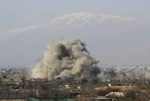 Fumaça é vista após ataque, segundo rebeldes, de forças do governo, em Daraya, perto de Damasco