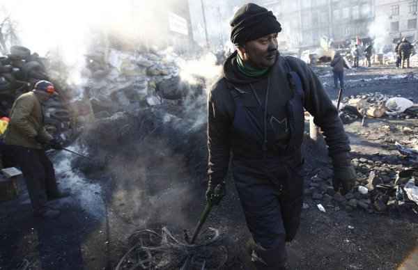 Manifestantes montam barricada em local de confronto com a tropa de choque, em Kiev: protestos não param, apesar de concessões do governo e da lei de anistia geral