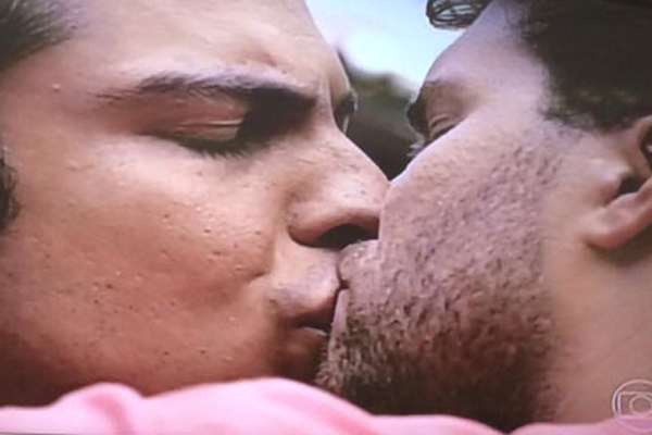 Mateus Solano e Thiago Fragoso protagonizaram o primeiro beijo de amor entre dois homens em uma novela da TV Globo