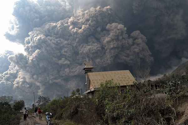 O vulcão do monte Sinabung, projetou rochas e cinzas a uma distância de até 2.000 metros de altura cobrindo uma imensa área com uma nuvem escura