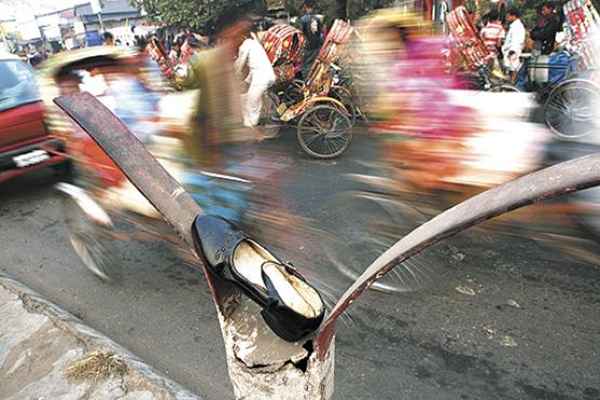 O calçado da menino viajou pelo planeta e foi parar no meio do tumulto das ruas de Bangladesh, na Índia