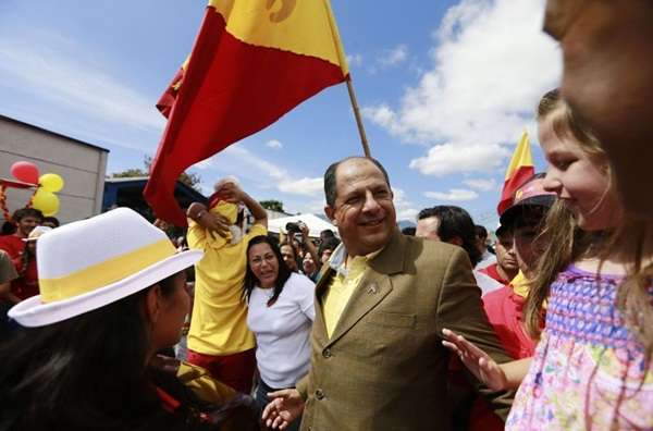 Luis Guillermo Solis, candidato presidencial pelo Partido Ação da Cidadania, cumprimenta pessoas após depositar seu voto durante a eleição presidencial