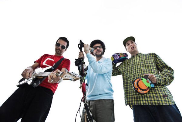 Lúcio Maia (Nação Zumbi), DJ PG (Elo Da Corrente) e MC Rodrigo Brandão compõem o projeto