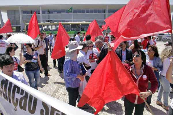 Depois de extensiva greve em 2012, os funcionários públicos conseguiram um aumento escalonado de 15,8%