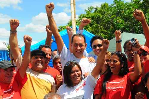 João Paulo Cunha ergue o punho em protesto contra o mensalão