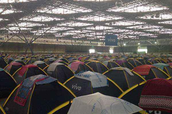 Camping com cinco mil participantes que ficaram dormindo no local por vários dias