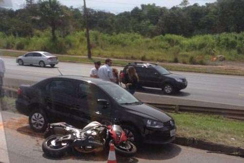 Carro e moto acidentados na BR-020