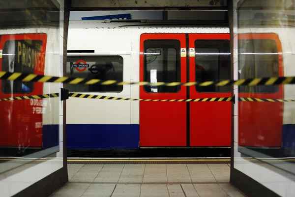 Área de plataforma de trem é em estação de metrô de Londres