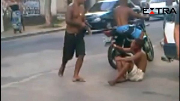 Vídeo: homem de bermuda preta mata Igor, que estava sentado na calçada