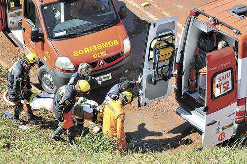 Bombeiros prestam socorro a Luciano da Silva, que não resistiu após ficar 15 minutos submerso