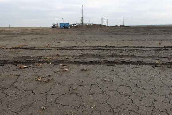 Solo seco em Bakersfield, Califórnia: sem chuvas significativas desde novembro,  17 comunidades que podem ficar sem água dentro de 60 a 120 dias