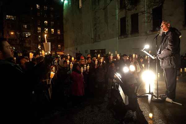 Pessoas prestam homenagens ao ator Philip Seymour Hoffman, em Nova York