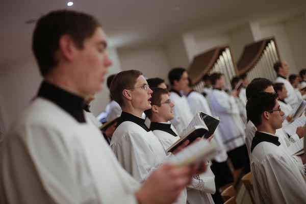 Sacerdotes cantam em missa, em Roma: a ONU pediu para que a instituição religiosa entregue os suspeitos de pedofilia e criminosos para serem julgados