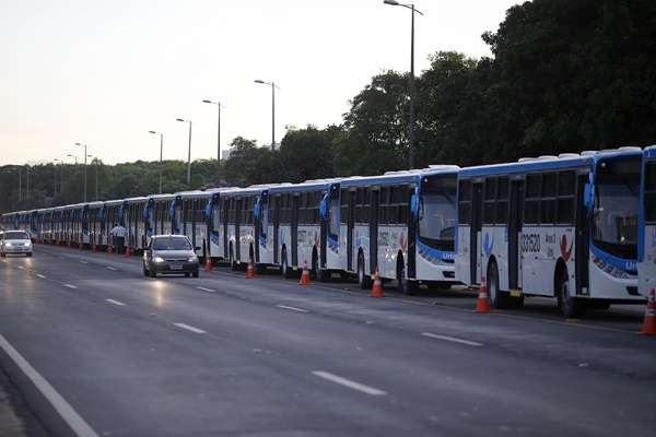 Veículos que começarão a rodar no próximo domingo (9/2) foram apresentados enfileirados ao longo de 3km do Eixão Sul