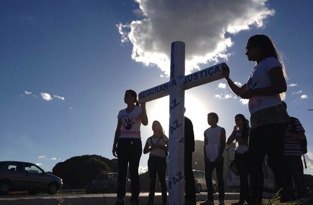 Pessoas seguram cartazes e pedem por paz, segurança e justiça no DF