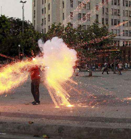 Pelas costas
Lançado por um homem mascarado, o rojão explodiu na nuca do cinegrafista Santiago Andrade, que registrava imagens do protesto contra aumento de passagens de ônibus