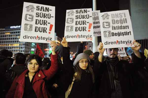 Mais de 2 mil pessoas se reuniram em protesto contra uma polêmica lei que fortalece o controle sobre internet aprovada pelo Parlamento e defendida pelo primeiro-ministro Recep Tayyip Erdogan