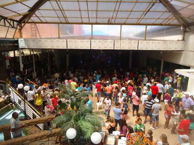 Comemoração com comida e bebida liberadas teve banda e telões com fotos do vereador, que estuda se candidatar a deputado estadual