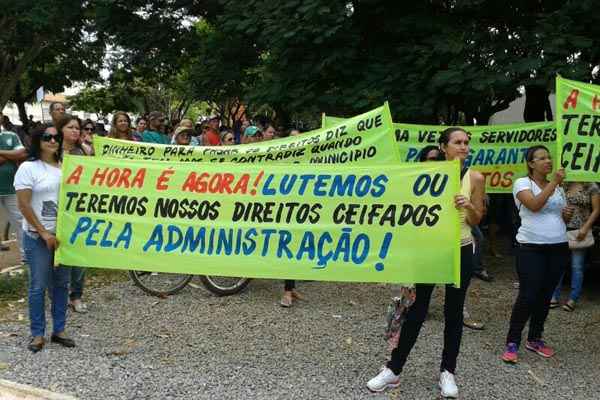 Manifestantes seguram faixas em protesto diante da prefeitura de Planaltina de Goiás