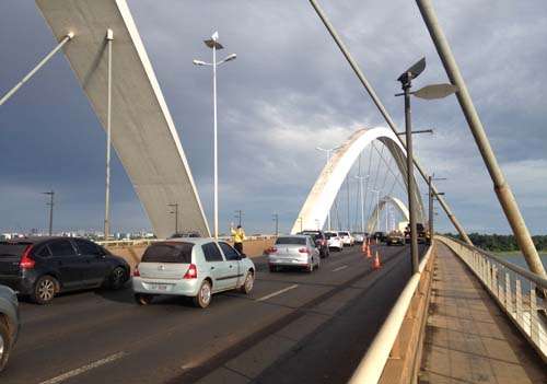 Detran controla trânsito na Ponte JK: duas faixas estão bloqueadas